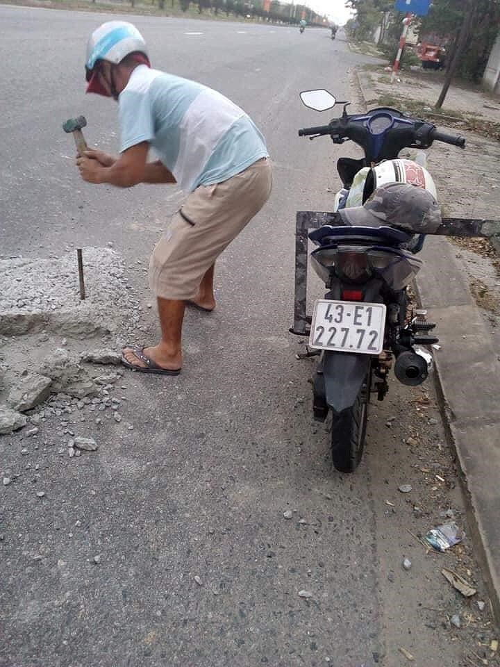 Người đàn ông đục bê tông trên đường chia sẻ việc mình làm - Ảnh 1.