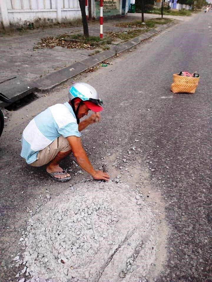 Người đàn ông đục bê tông trên đường chia sẻ việc mình làm - Ảnh 2.