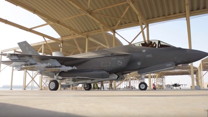Quái thú F-35 chất đầy vũ khí ồ ạt xuất kích trên Vịnh Ba Tư: Chuẩn bị tấn công Iran? - Ảnh 1. Quái thú F-35 chất đầy vũ khí ồ ạt xuất kích trên Vịnh Ba Tư: Chuẩn bị tấn công Iran? - Ảnh 1.