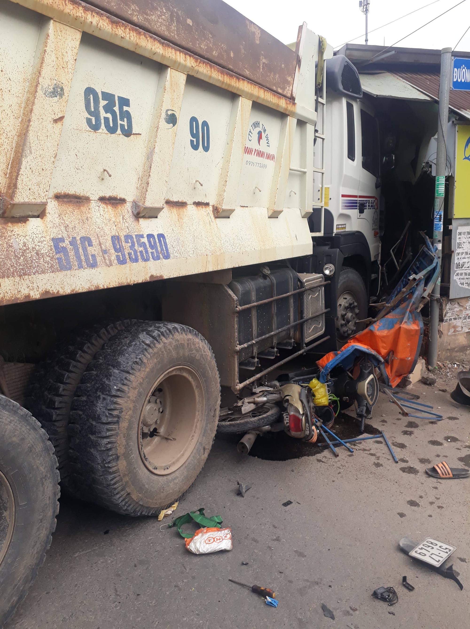 Xe ben cắm đầu vào quán cơm, chủ tiệm nhập viện cấp cứu - Ảnh 1.