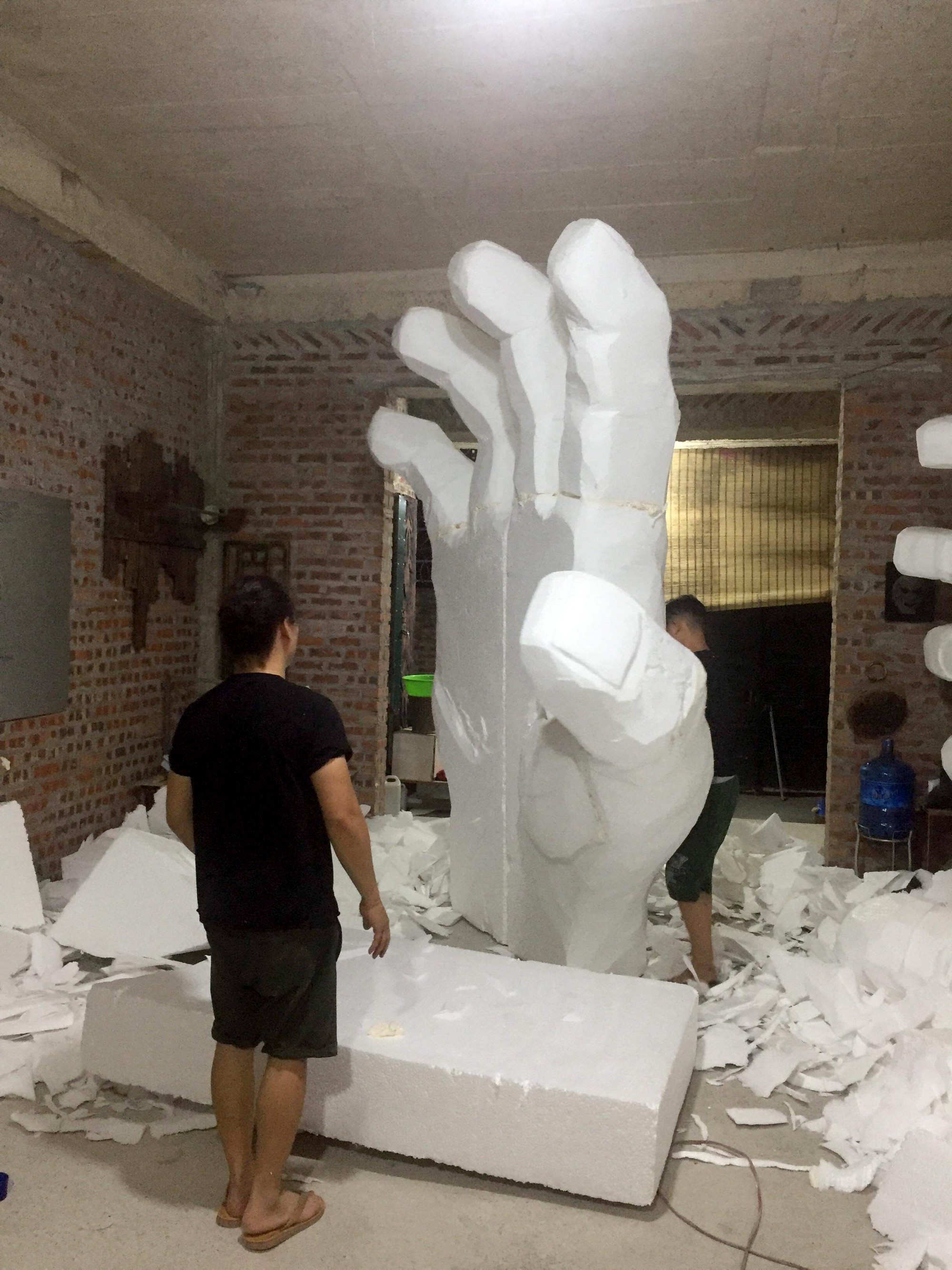 Bí mật đằng sau găng tay không lồ trên phố Hà Nội khiến dân mạng rần rần chia sẻ - Ảnh 2. Bí mật đằng sau găng tay không lồ trên phố Hà Nội khiến dân mạng rần rần chia sẻ - Ảnh 2.