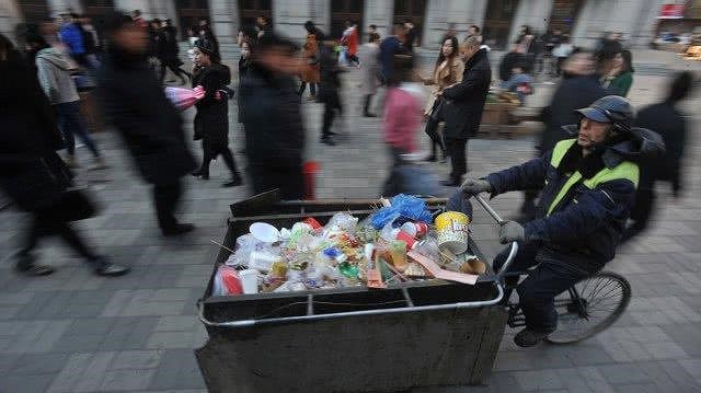 Nhân viên quét rác bán nhà giúp người nghèo khó - Ảnh 1. Nhân viên quét rác bán nhà giúp người nghèo khó - Ảnh 1.