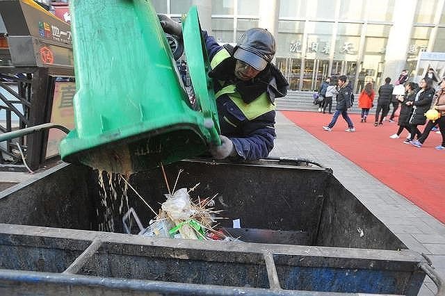 Nhân viên quét rác bán nhà giúp người nghèo khó - Ảnh 2. Nhân viên quét rác bán nhà giúp người nghèo khó - Ảnh 2.