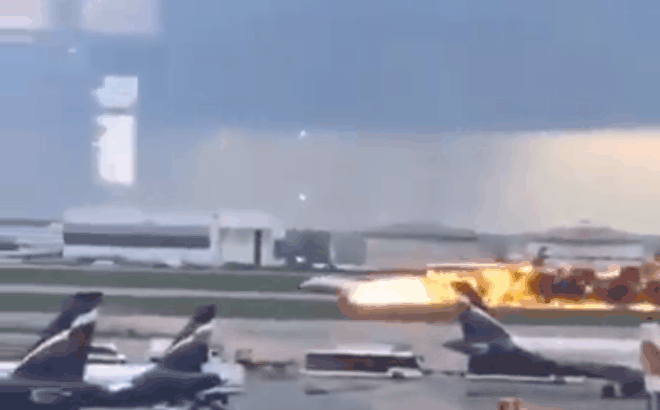 Máy bay Sukhoi cháy rừng rực "như cầu lửa" trên đường băng sân bay Nga, 41 người tử vong