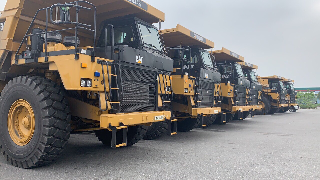 8 xe tải siêu trường dùng giấy phép lưu hành giả lưu thông trên cao tốc - Ảnh 1. 8 xe tải siêu trường dùng giấy phép lưu hành giả lưu thông trên cao tốc - Ảnh 1.
