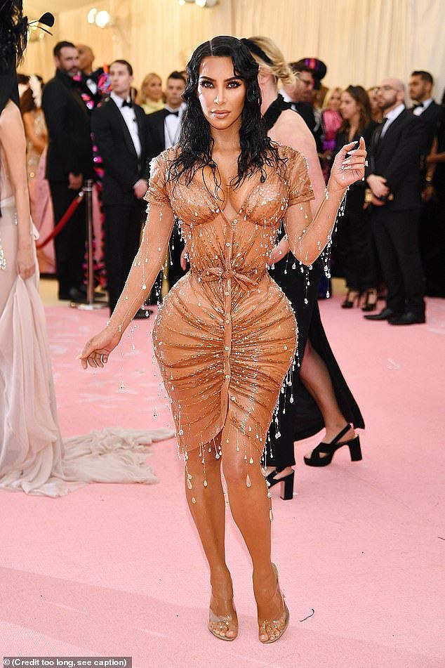 Kim Kardashian gây sốc với thân hình đồng hồ cát kỳ dị - Ảnh 3.