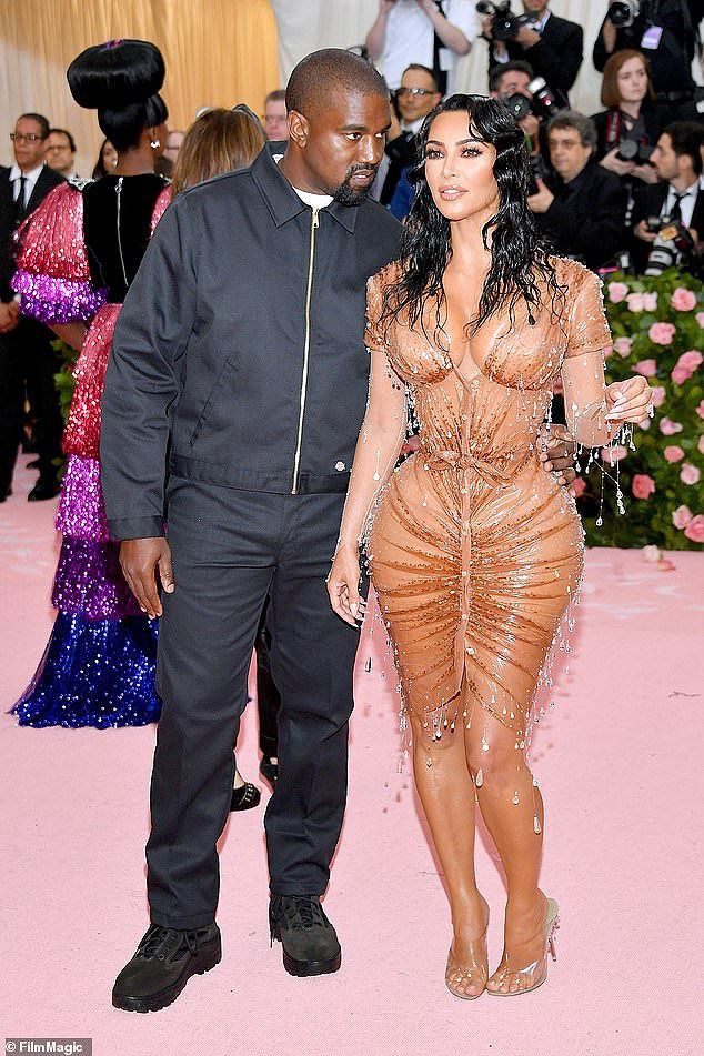 Kim Kardashian gây sốc với thân hình đồng hồ cát kỳ dị - Ảnh 6.