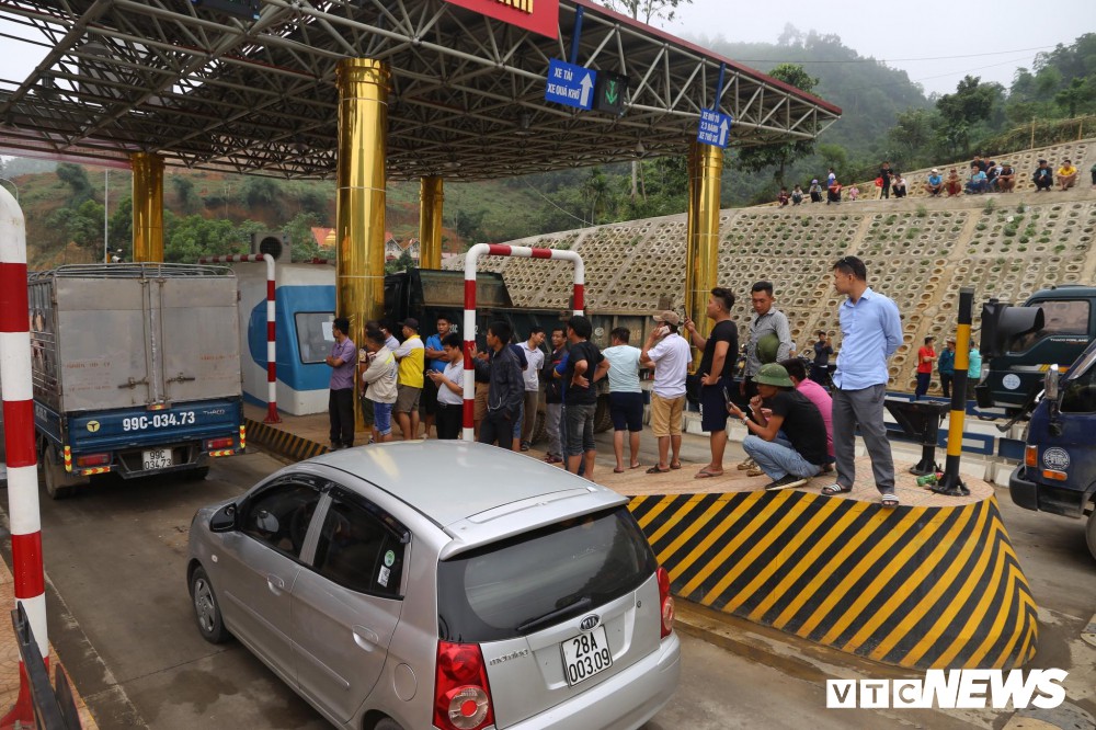 Ảnh: Dân mang ô tô ra chặn trạm BOT Hòa Lạc - Hòa Bình, tắc đường hàng cây số - Ảnh 1. Ảnh: Dân mang ô tô ra chặn trạm BOT Hòa Lạc - Hòa Bình, tắc đường hàng cây số - Ảnh 1.