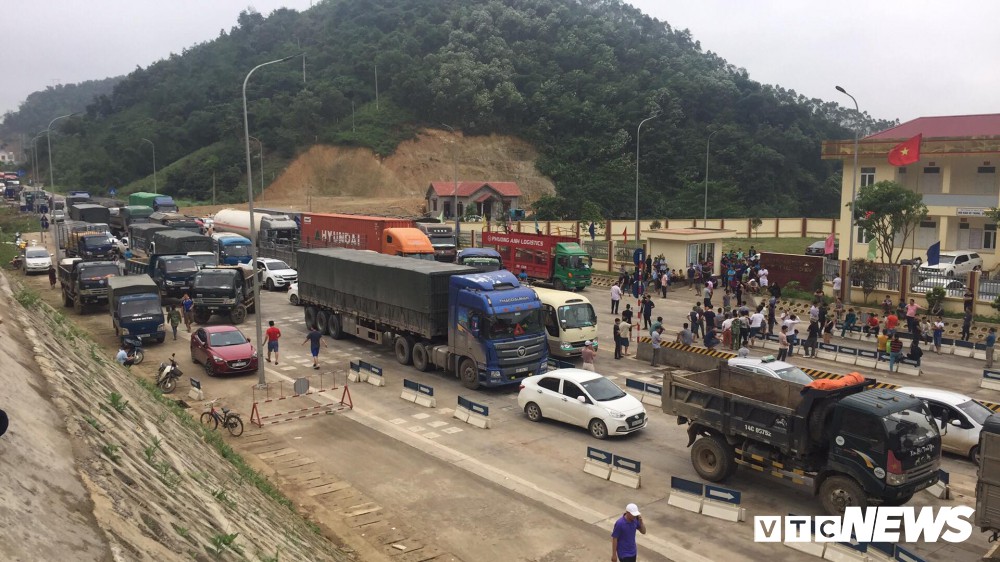 Ảnh: Dân mang ô tô ra chặn trạm BOT Hòa Lạc - Hòa Bình, tắc đường hàng cây số - Ảnh 12. Ảnh: Dân mang ô tô ra chặn trạm BOT Hòa Lạc - Hòa Bình, tắc đường hàng cây số - Ảnh 12.