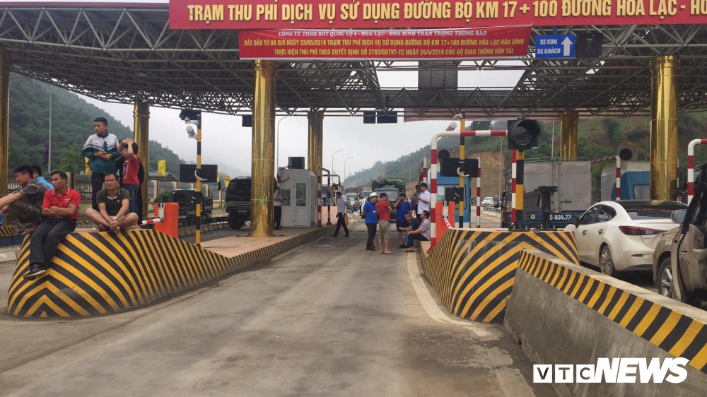 Ảnh: Dân mang ô tô ra chặn trạm BOT Hòa Lạc - Hòa Bình, tắc đường hàng cây số - Ảnh 14. Ảnh: Dân mang ô tô ra chặn trạm BOT Hòa Lạc - Hòa Bình, tắc đường hàng cây số - Ảnh 14.