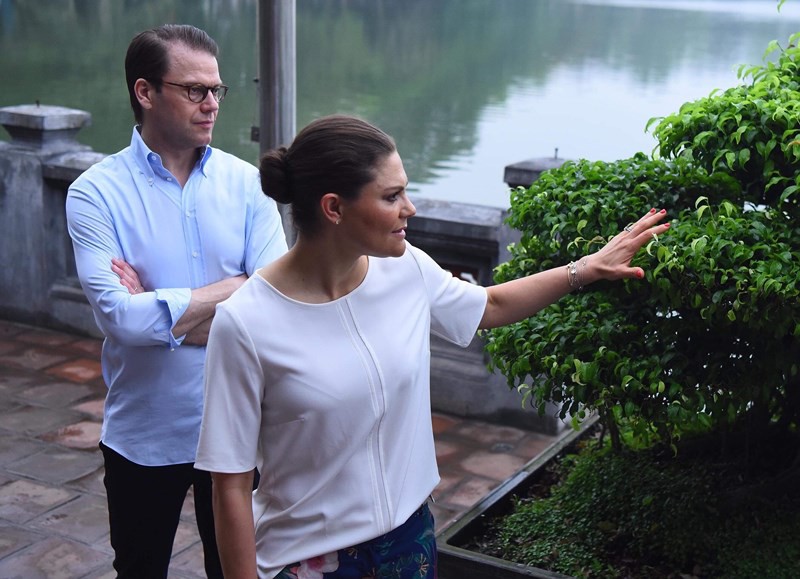 Người dân Thủ đô bất ngờ khi tập thể dục cùng vị khách đặc biệt - Ảnh 4. Người dân Thủ đô bất ngờ khi tập thể dục cùng vị khách đặc biệt - Ảnh 4.