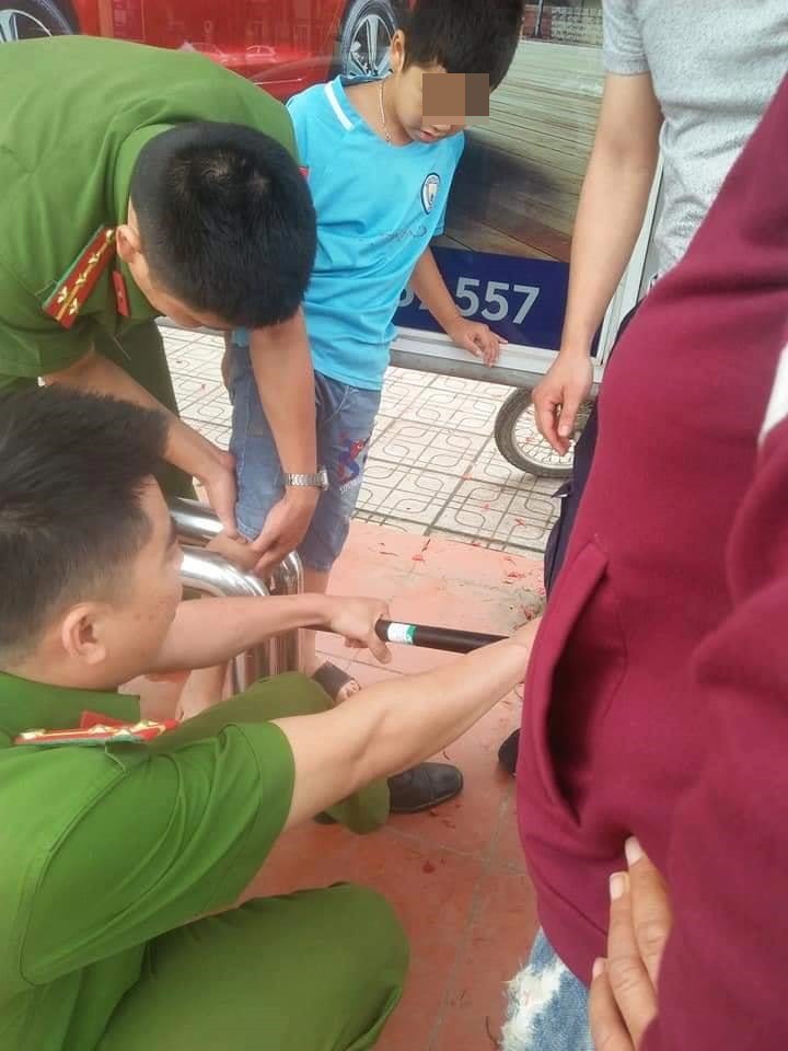 Nghịch dại ở điểm đỗ xe buýt, em trai khiến hai công an và người dân cứu nạn bở hơi tai - Ảnh 2. Nghịch dại ở điểm đỗ xe buýt, em trai khiến hai công an và người dân cứu nạn bở hơi tai - Ảnh 2.