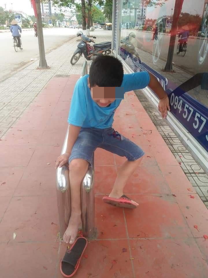 Nghịch dại ở điểm đỗ xe buýt, em trai khiến hai công an và người dân cứu nạn bở hơi tai - Ảnh 1. Nghịch dại ở điểm đỗ xe buýt, em trai khiến hai công an và người dân cứu nạn bở hơi tai - Ảnh 1.