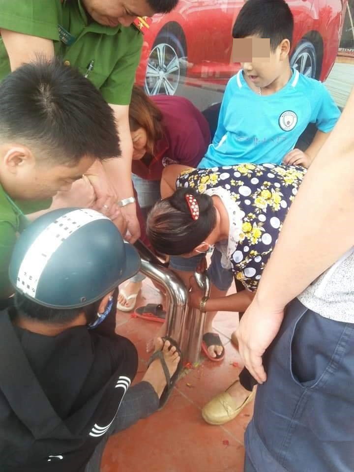 Nghịch dại ở điểm đỗ xe buýt, em trai khiến hai công an và người dân cứu nạn bở hơi tai - Ảnh 3. Nghịch dại ở điểm đỗ xe buýt, em trai khiến hai công an và người dân cứu nạn bở hơi tai - Ảnh 3.