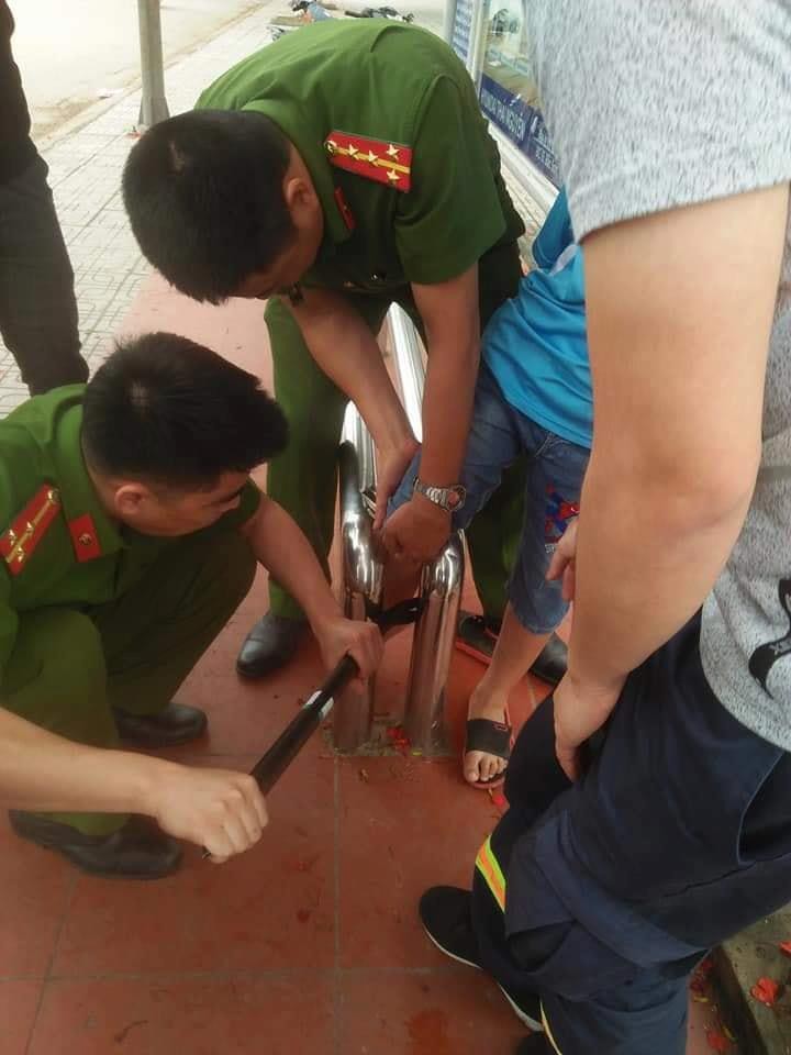 Nghịch dại ở điểm đỗ xe buýt, em trai khiến hai công an và người dân cứu nạn bở hơi tai - Ảnh 4. Nghịch dại ở điểm đỗ xe buýt, em trai khiến hai công an và người dân cứu nạn bở hơi tai - Ảnh 4.