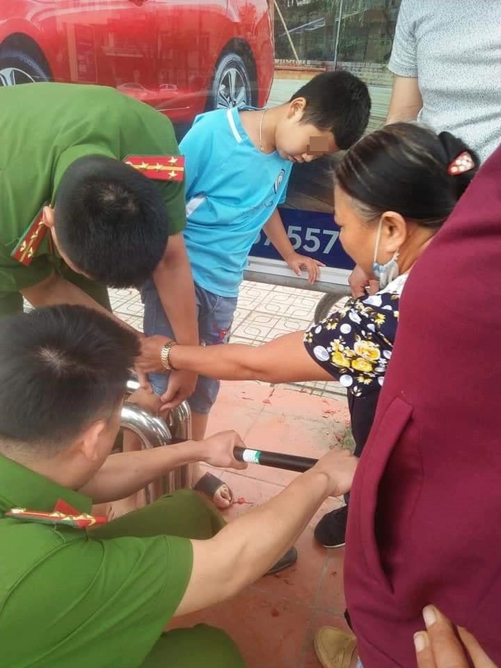 Nghịch dại ở điểm đỗ xe buýt, em trai khiến hai công an và người dân cứu nạn bở hơi tai - Ảnh 5. Nghịch dại ở điểm đỗ xe buýt, em trai khiến hai công an và người dân cứu nạn bở hơi tai - Ảnh 5.