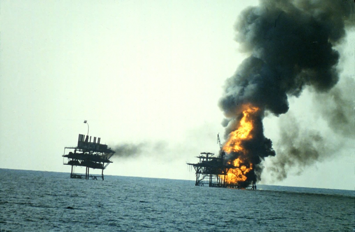 Tàu chiến Mỹ bắn rơi máy bay Iran: Thảm kịch đối đầu kinh hoàng Mỹ - Iran cách đây 30 năm - Ảnh 1. Tàu chiến Mỹ bắn rơi máy bay Iran: Thảm kịch đối đầu kinh hoàng Mỹ - Iran cách đây 30 năm - Ảnh 1.