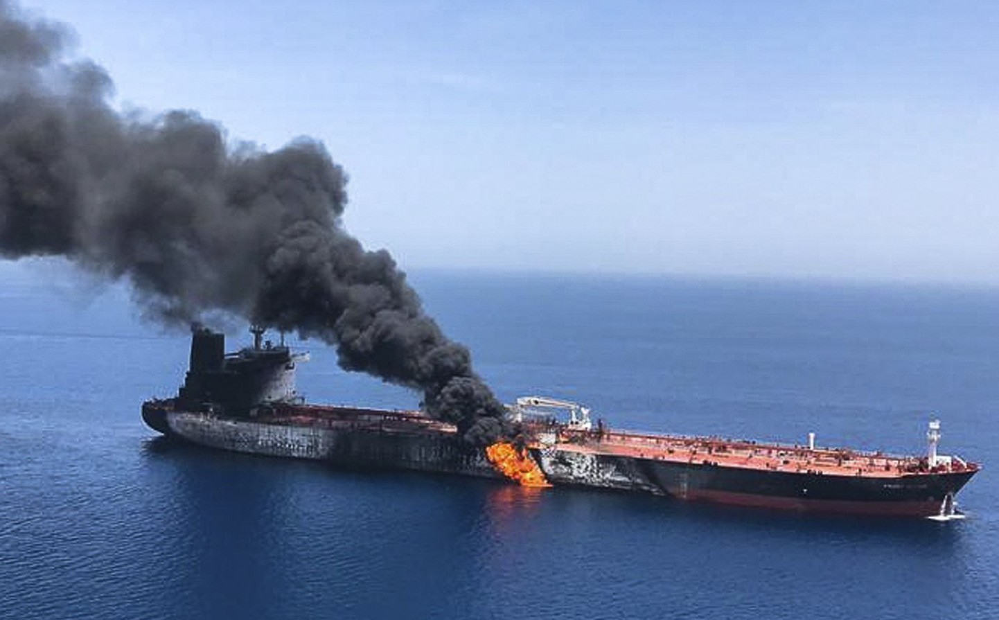 Siêu tàu dầu bị tấn công ở Hormuz: Iran liệu có dại dột chọc giận cả thế giới? - Ảnh 2. Siêu tàu dầu bị tấn công ở Hormuz: Iran liệu có dại dột chọc giận cả thế giới? - Ảnh 2.