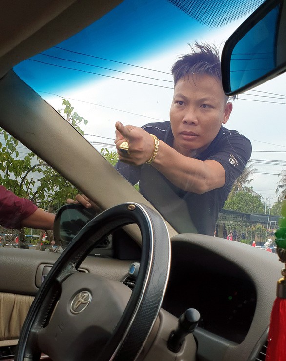 Bắt giám đốc doanh nghiệp gọi giang hồ tới vây xe chở công an ở Đồng Nai - Ảnh 2.