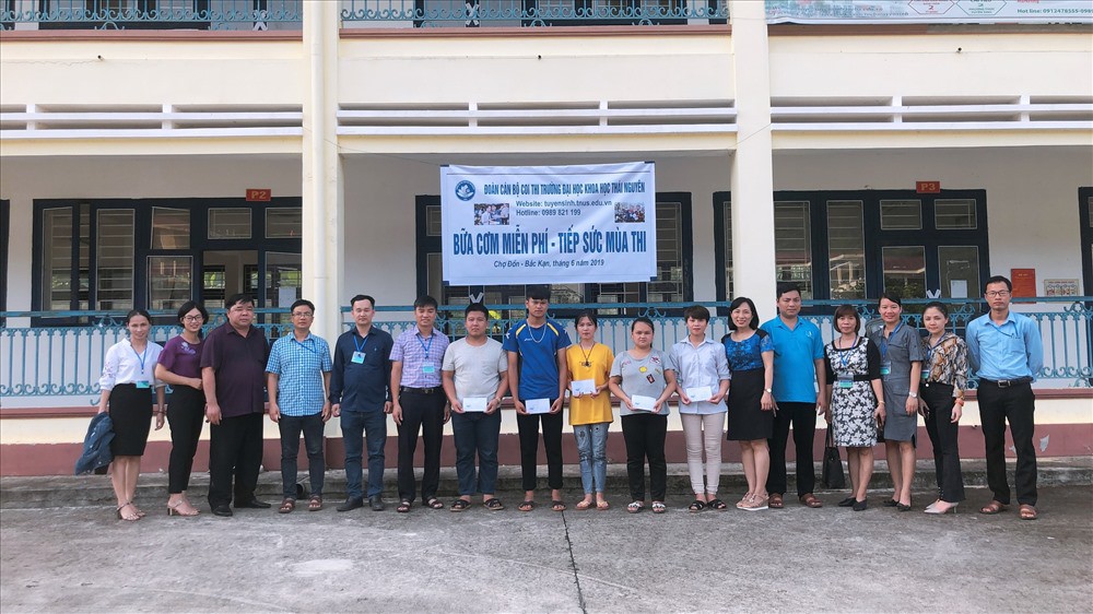 Đi coi thi, giảng viên đại học tổ chức phát cơm, giảng bài miễn phí - Ảnh 2.