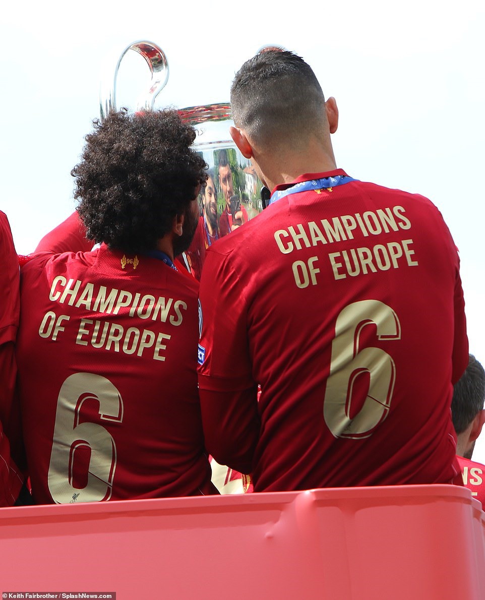 Thầy trò Jurgen Klopp cùng nửa triệu CĐV mở hội trên đường phố Liverpool - Ảnh 8. Thầy trò Jurgen Klopp cùng nửa triệu CĐV mở hội trên đường phố Liverpool - Ảnh 8.