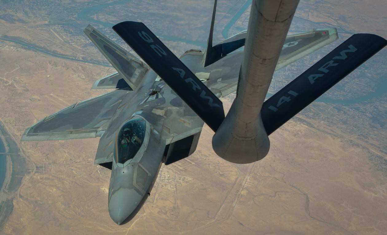 F-22 Mỹ áp sát Iran, các lực lượng khác sẵn sàng đợi lệnh: Chiến tranh cận kề? - Ảnh 1. F-22 Mỹ áp sát Iran, các lực lượng khác sẵn sàng đợi lệnh: Chiến tranh cận kề? - Ảnh 1.