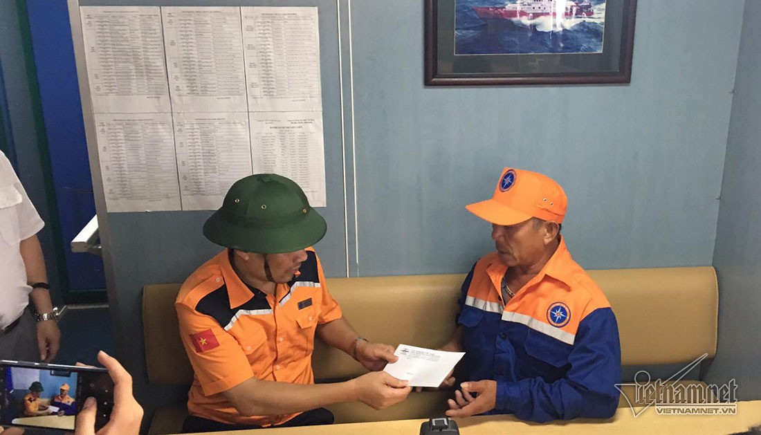 Chìm tàu cá ở Bạch Long Vĩ: Bàn giao 2 thuyền viên và 1 thi thể - Ảnh 6. Chìm tàu cá ở Bạch Long Vĩ: Bàn giao 2 thuyền viên và 1 thi thể - Ảnh 6.