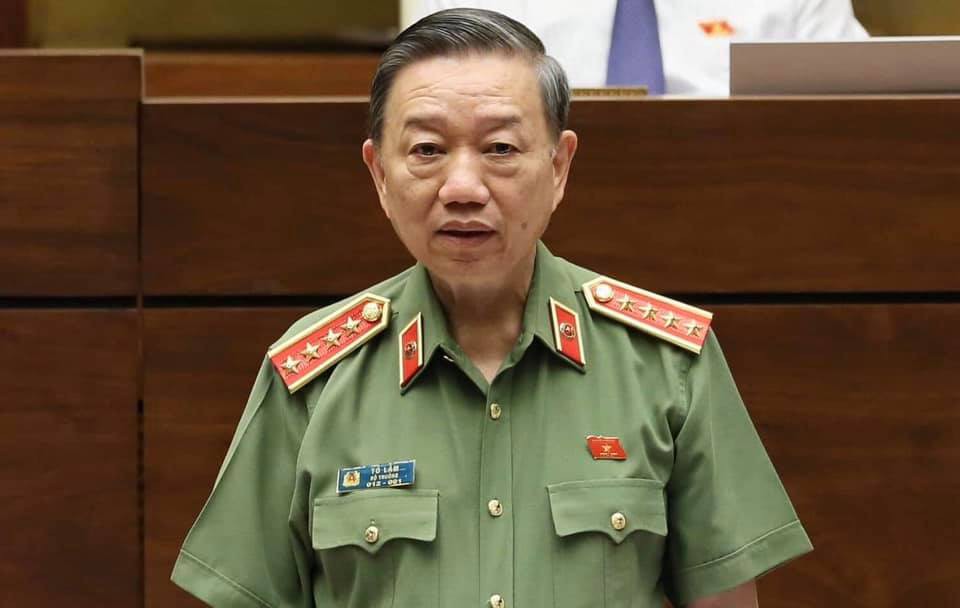 ĐBQH: Đối tượng có vị trí, tiền bị khởi tố bỏ trốn, có do lộ lọt thông tin, bảo kê không? - Ảnh 1. ĐBQH: Đối tượng có vị trí, tiền bị khởi tố bỏ trốn, có do lộ lọt thông tin, bảo kê không? - Ảnh 1.