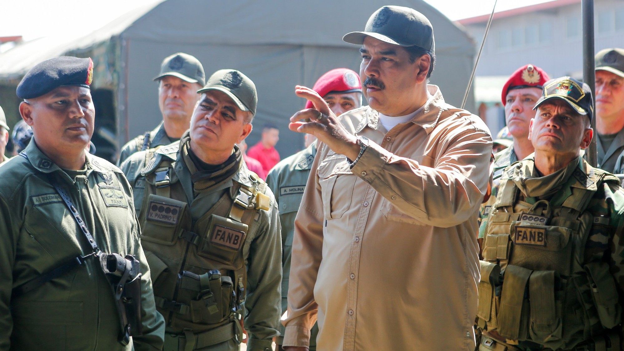 Sĩ quan Quân đội Venezuela đào tẩu cay đắng thốt lên: Tôi là một kẻ điên! - Ảnh 2. Sĩ quan Quân đội Venezuela đào tẩu cay đắng thốt lên: Tôi là một kẻ điên! - Ảnh 2.