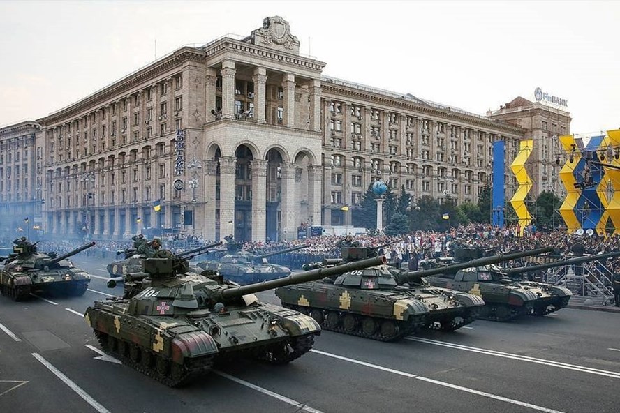Lo tốn kém, Tổng thống Zelensky hủy lễ diễu binh mừng Quốc khánh Ukraine - Ảnh 1. Lo tốn kém, Tổng thống Zelensky hủy lễ diễu binh mừng Quốc khánh Ukraine - Ảnh 1.