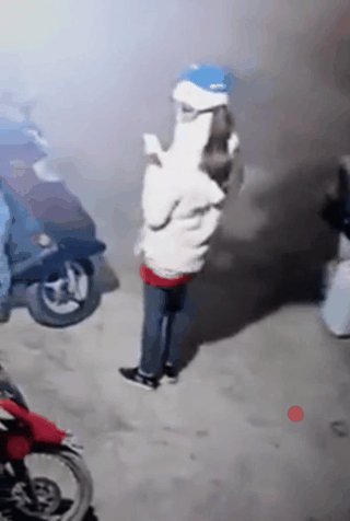 Camera ghi cảnh người đàn ông chở 2 lồng gà hé lộ hung thủ đầu tiên trong vụ giết nữ sinh ở Điện Biên - Ảnh 2.