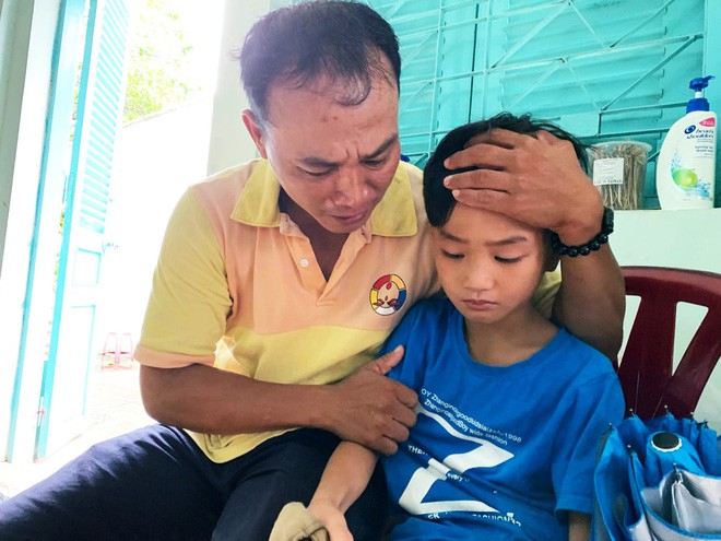 Người cha ở Sài Gòn ôm con khóc trong hạnh phúc sau hơn 4 tháng tìm kiếm mỏi mòn - Ảnh 4.