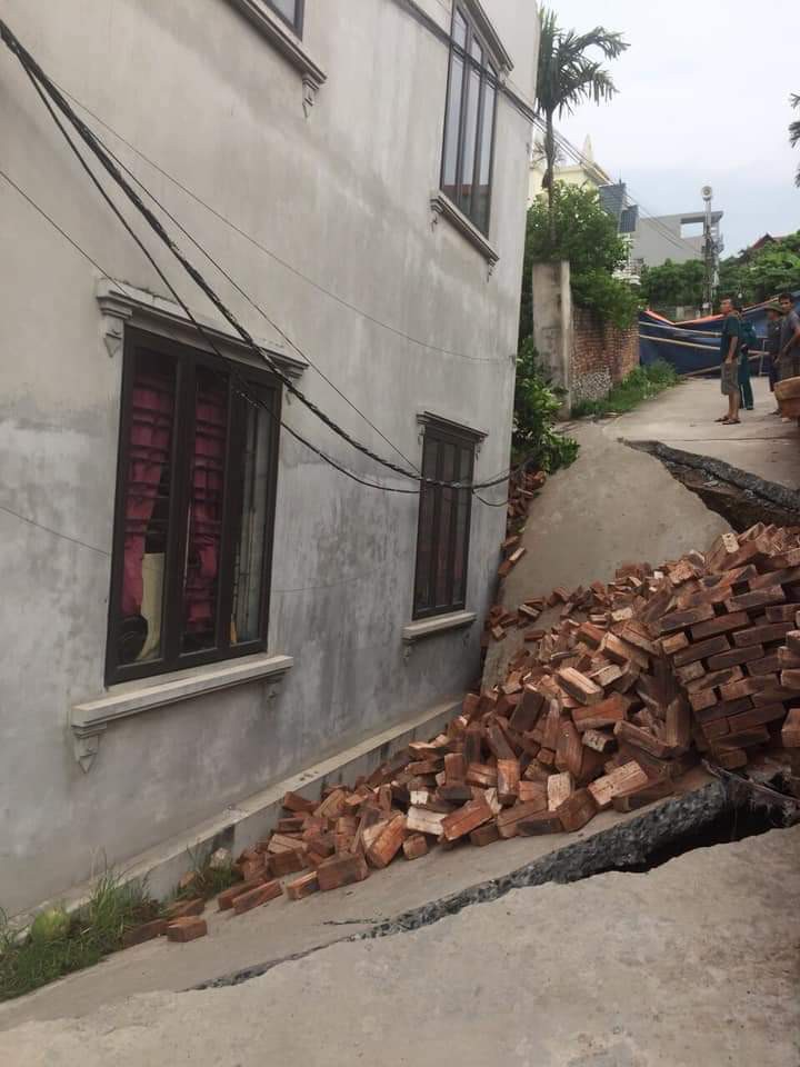 Hà Nội: Bí ẩn căn nhà 2 tầng khang trang xây hết gần 1 tỷ bị lún sâu 4 mét - Ảnh 2. Hà Nội: Bí ẩn căn nhà 2 tầng khang trang xây hết gần 1 tỷ bị lún sâu 4 mét - Ảnh 2.