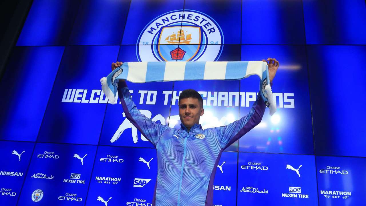 Sắm bình chữa cháy đắt kỷ lục, ngày Pep Guardiola nhuộm xanh thành Manchester đến rồi - Ảnh 4. Sắm bình chữa cháy đắt kỷ lục, ngày Pep Guardiola nhuộm xanh thành Manchester đến rồi - Ảnh 4.