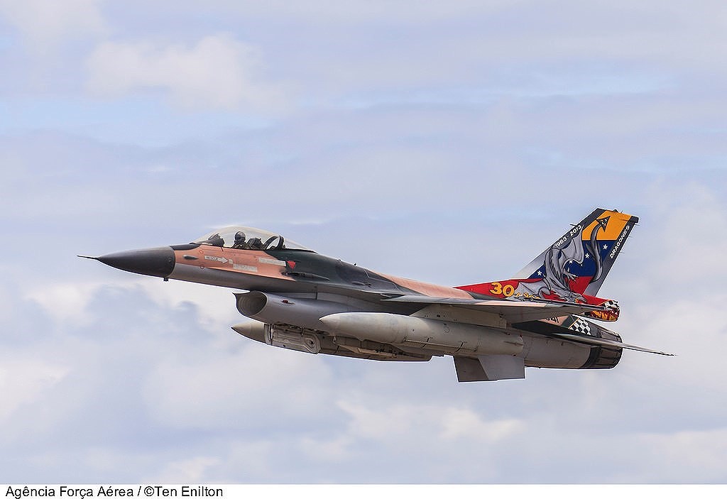 Chiến đấu cơ F-16 bay trên bầu trời Venezuela trong ngày quốc khánh - Ảnh 11. Chiến đấu cơ F-16 bay trên bầu trời Venezuela trong ngày quốc khánh - Ảnh 11.