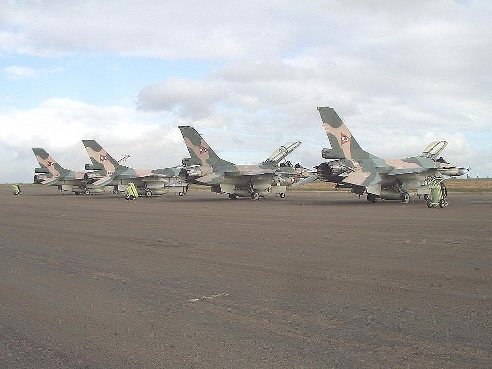 Chiến đấu cơ F-16 bay trên bầu trời Venezuela trong ngày quốc khánh - Ảnh 19. Chiến đấu cơ F-16 bay trên bầu trời Venezuela trong ngày quốc khánh - Ảnh 19.