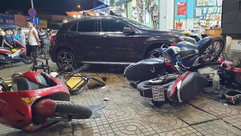 Hiện trường kinh hoàng sau khi nữ tài xế lái Mercedes tông xe máy nằm la liệt ở Sài Gòn - Ảnh 1.