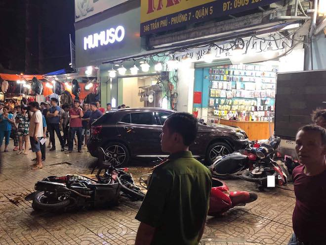 Hiện trường kinh hoàng sau khi nữ tài xế lái Mercedes tông xe máy nằm la liệt ở Sài Gòn - Ảnh 5.