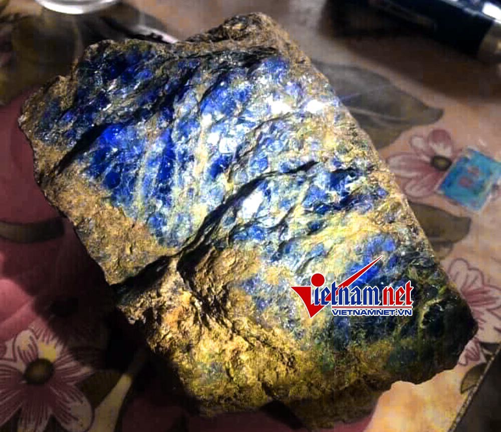 Hé lộ viên đá quý bằng ngón tay giá tiền tỷ ở Yên Bái ngàn người khao khát - Ảnh 1. Hé lộ viên đá quý bằng ngón tay giá tiền tỷ ở Yên Bái ngàn người khao khát - Ảnh 1.