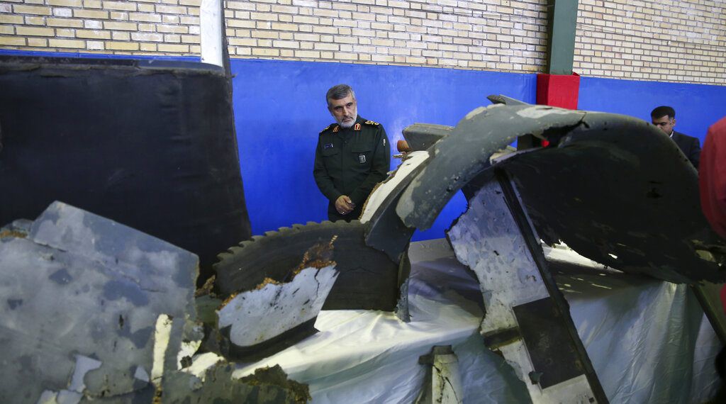 Mỹ lật con bài cuối với Iran: Hai chiếc xe tăng đang đâm thẳng vào nhau, ai sẽ bẻ lái? - Ảnh 2. Mỹ lật con bài cuối với Iran: Hai chiếc xe tăng đang đâm thẳng vào nhau, ai sẽ bẻ lái? - Ảnh 2.