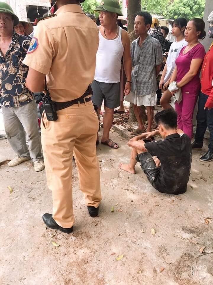 Thông tin bất ngờ vụ thiếu niên đi xe máy tông bay CSGT lên không trung - Ảnh 1.