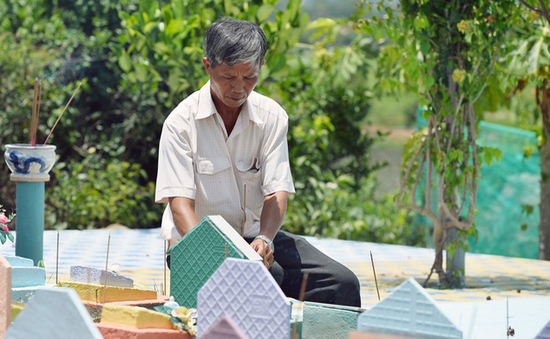 Người đàn ông cưu mang 250 bà mẹ đơn thân khiến Việt Hương chết lặng, Trấn Thành tặng tiền - Ảnh 2.