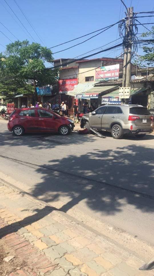Hiện trường vụ tai nạn khiến phố Hà Nội xôn xao chiều Chủ Nhật - Ảnh 4.
