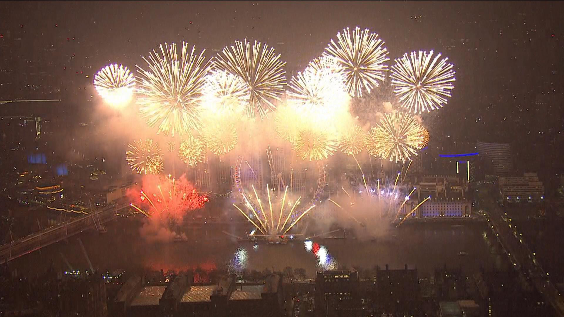 Chúc mừng năm mới: Các nước Pháp, Đức chính thức bước sang năm mới 2020 - Ảnh 2. Chúc mừng năm mới: Các nước Pháp, Đức chính thức bước sang năm mới 2020 - Ảnh 2.