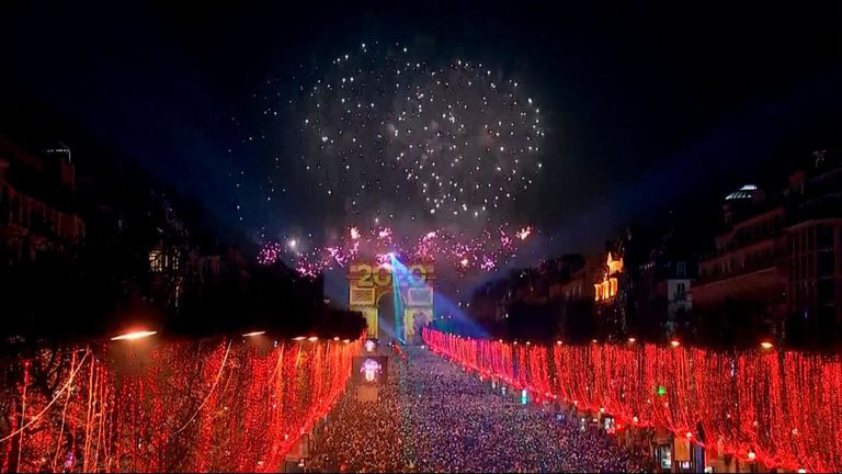 Chúc mừng năm mới: Chiêm ngưỡng màn trình diễn pháo hoa mãn nhãn tại thủ đô London, Anh - Ảnh 5. Chúc mừng năm mới: Chiêm ngưỡng màn trình diễn pháo hoa mãn nhãn tại thủ đô London, Anh - Ảnh 5.