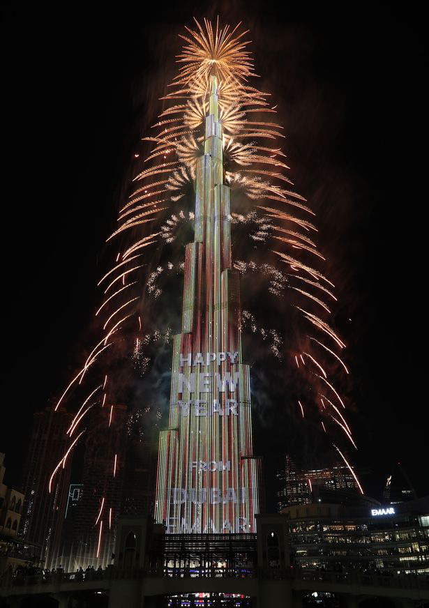 Chúc mừng năm mới: Chiêm ngưỡng màn trình diễn pháo hoa mãn nhãn tại thủ đô London, Anh - Ảnh 3. Chúc mừng năm mới: Chiêm ngưỡng màn trình diễn pháo hoa mãn nhãn tại thủ đô London, Anh - Ảnh 3.