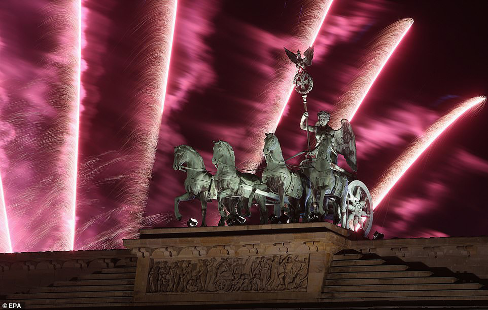 Chúc mừng năm mới: Chiêm ngưỡng màn trình diễn pháo hoa mãn nhãn tại thủ đô London, Anh - Ảnh 2. Chúc mừng năm mới: Chiêm ngưỡng màn trình diễn pháo hoa mãn nhãn tại thủ đô London, Anh - Ảnh 2.