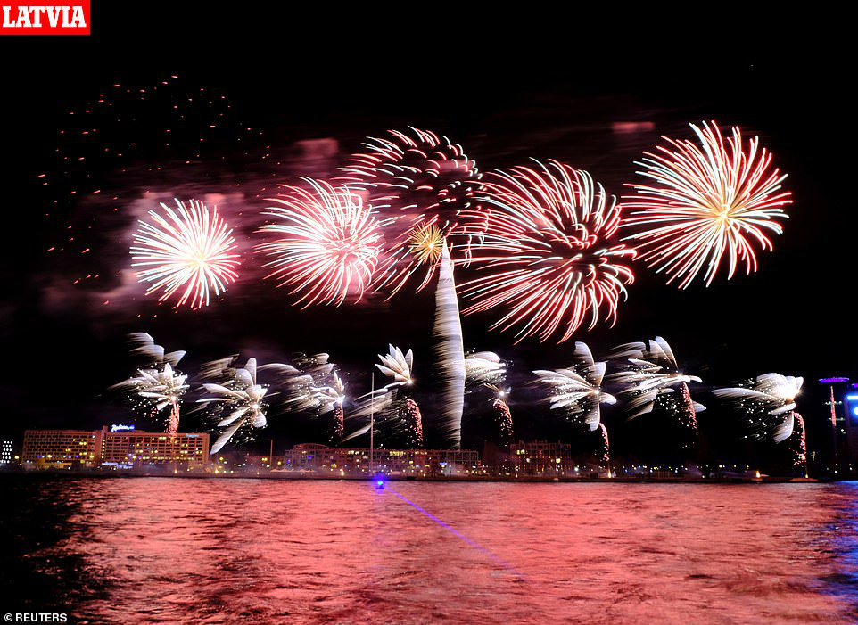 Chúc mừng năm mới: Chiêm ngưỡng màn trình diễn pháo hoa mãn nhãn tại thủ đô London, Anh - Ảnh 7. Chúc mừng năm mới: Chiêm ngưỡng màn trình diễn pháo hoa mãn nhãn tại thủ đô London, Anh - Ảnh 7.