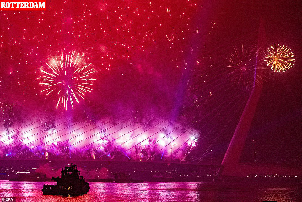 Chúc mừng năm mới: Chiêm ngưỡng màn trình diễn pháo hoa mãn nhãn tại thủ đô London, Anh - Ảnh 8. Chúc mừng năm mới: Chiêm ngưỡng màn trình diễn pháo hoa mãn nhãn tại thủ đô London, Anh - Ảnh 8.