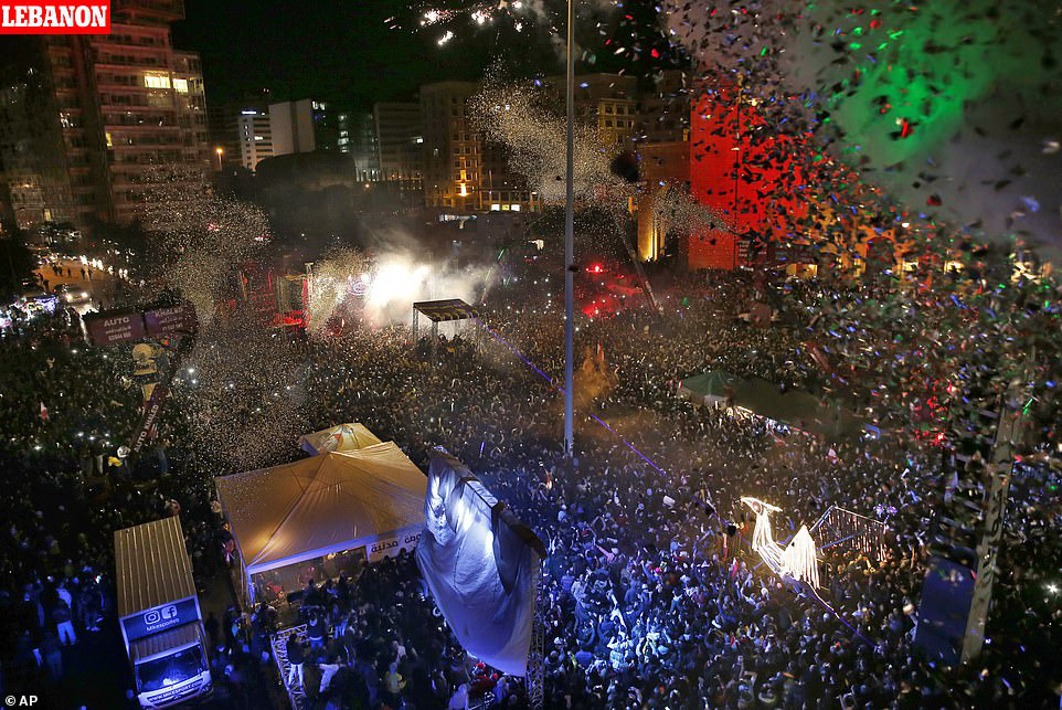 Chúc mừng năm mới: Chiêm ngưỡng màn trình diễn pháo hoa mãn nhãn tại thủ đô London, Anh - Ảnh 2. Chúc mừng năm mới: Chiêm ngưỡng màn trình diễn pháo hoa mãn nhãn tại thủ đô London, Anh - Ảnh 2.